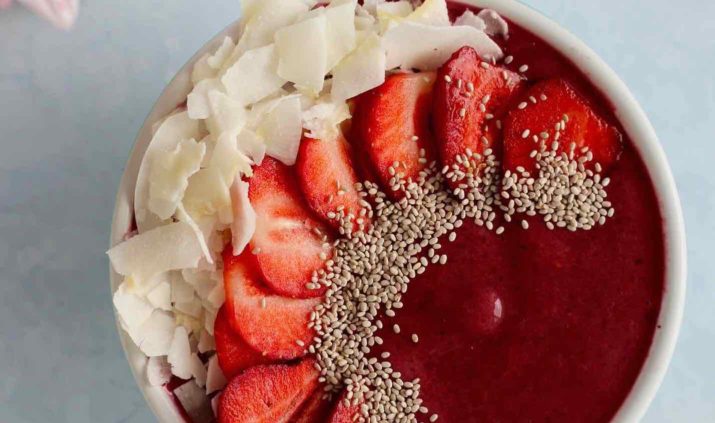 kiwi-berry-smoothie-bowl-feature