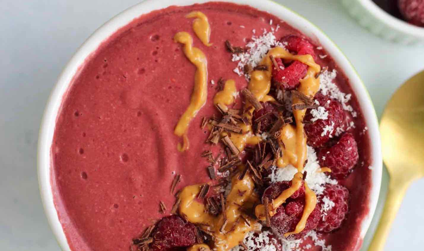 raspberry-ripe-smoothie-bowl-feature