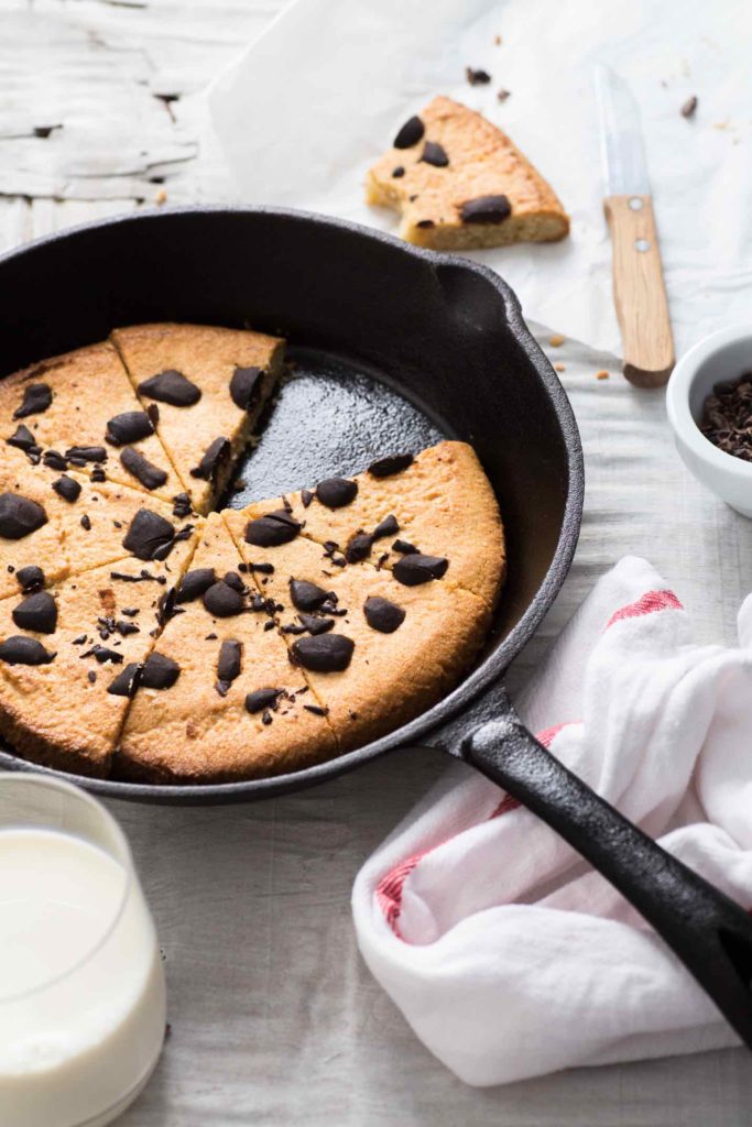 Giant-choc-chip-cookie-Pizookie1